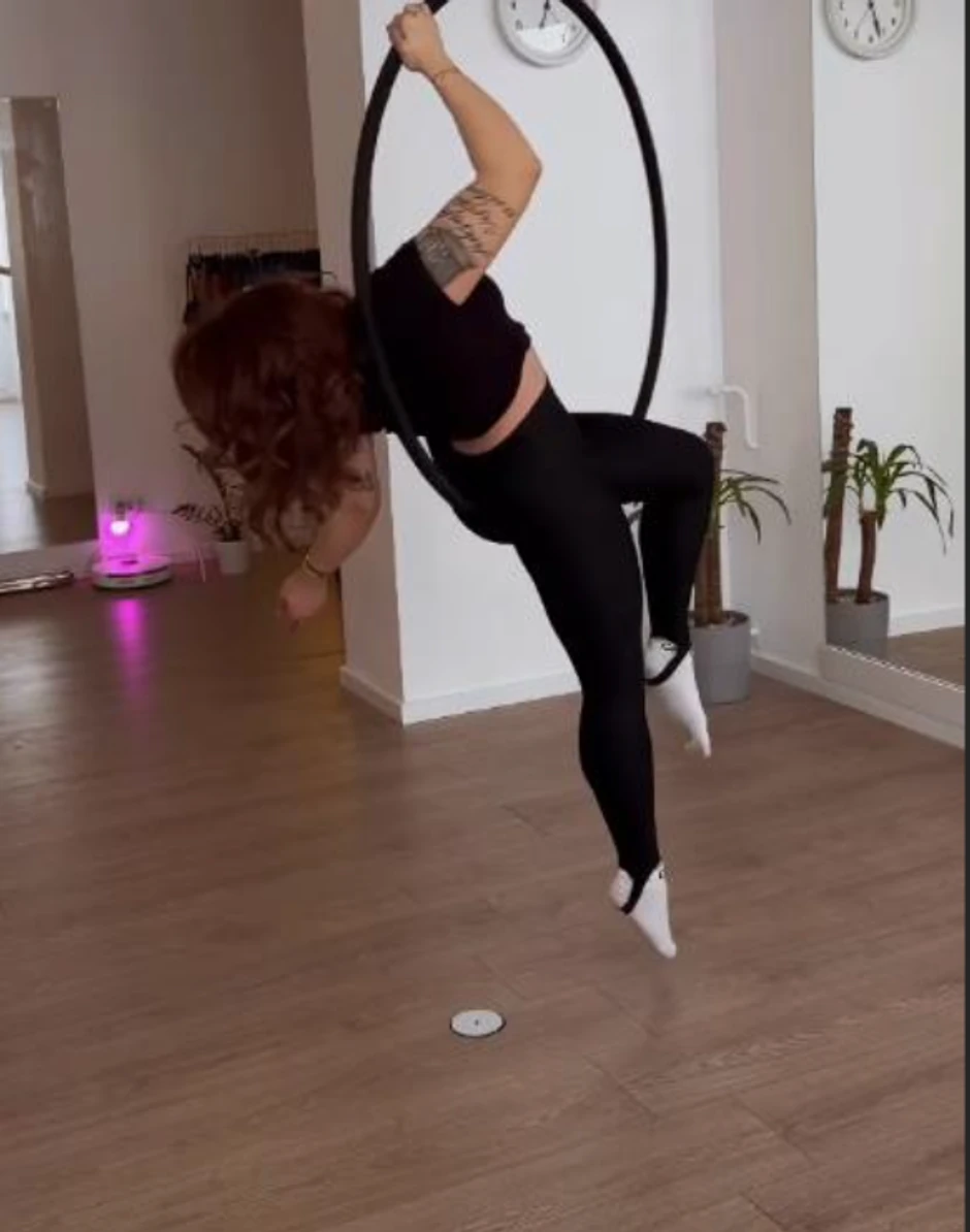 Kristina se uvija oko šipke