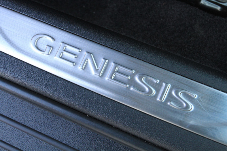 Hyundai Genesis Coupe: czerwony palacz gumy