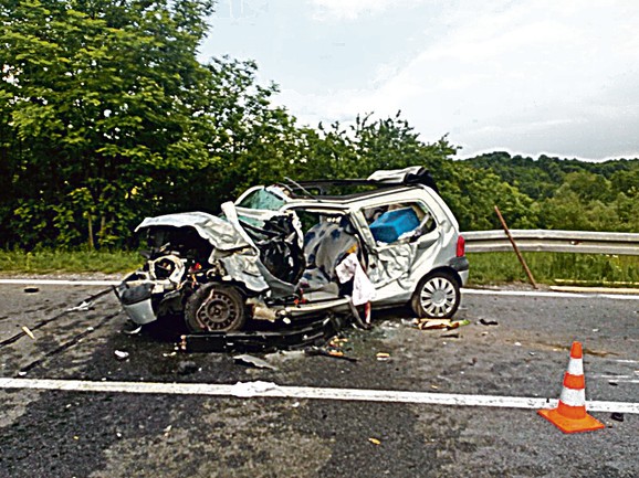 Rolna lima potpuno je smrskala automobil u kom je bio Saša