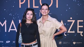 Córka znanego aktora olśniewa na premierze filmu. Wyrosła na piękność [FOTO]