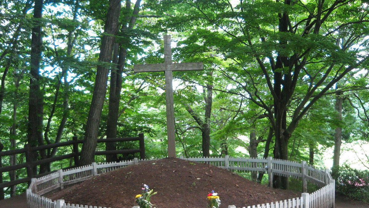 Gdzieś w odległym zakątku północnej Japonii — miejscu, które znane jest z tarasowych pól ryżowych i sadów pełnych jabłoni — znajduje się malutka wioska o nazwie Shingo. Zobaczyć tam można dość nietypową atrakcję, czyli grób Jezusa. Na szczycie usypanego z ziemi kopca znajduje się średniej wielkości, drewniany krzyż, a całość otoczona jest niskim płotkiem.