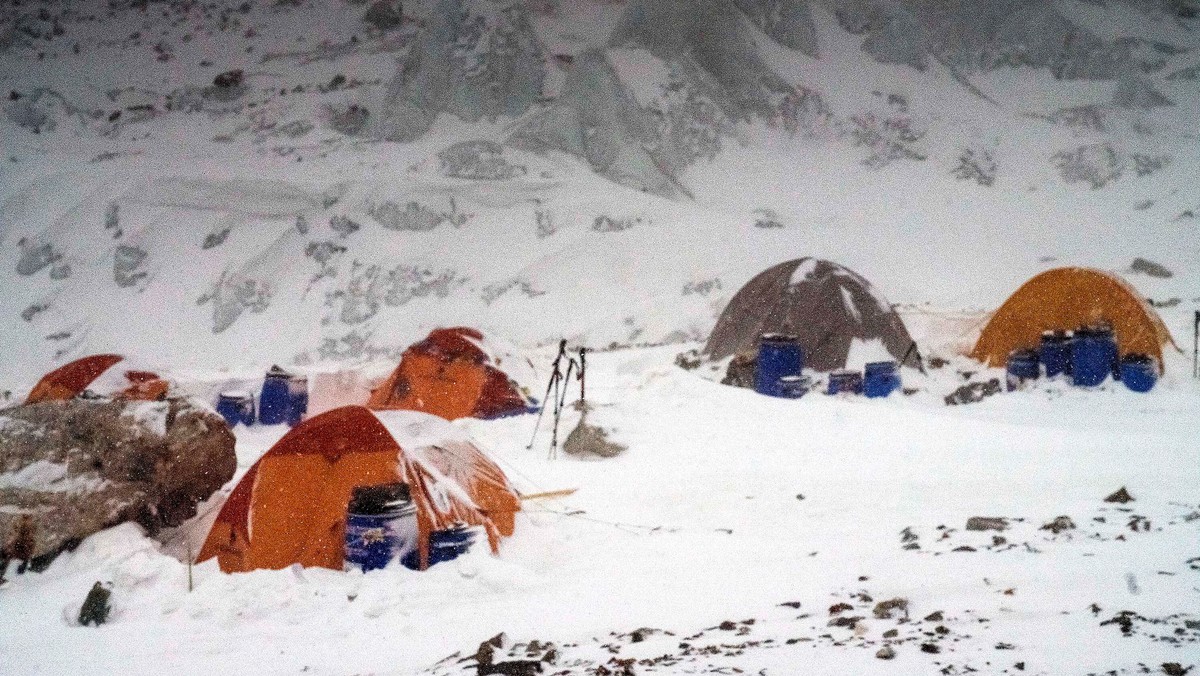 Nadal nie ma szans, aby helikopter przetransportował naszych himalaistów ze Skardu do bazy pod K2. Pogoda nie poprawiła się. Natomiast ratownik medyczny Jarosław Botor musi z ważnych powodów osobistych wrócić do Polski – poinformował szef komitetu organizacyjnego wyprawy na K2 Janusz Majer.