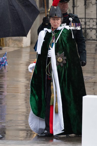 Prințesa Anne în fața intrării în Westminster Abbey 