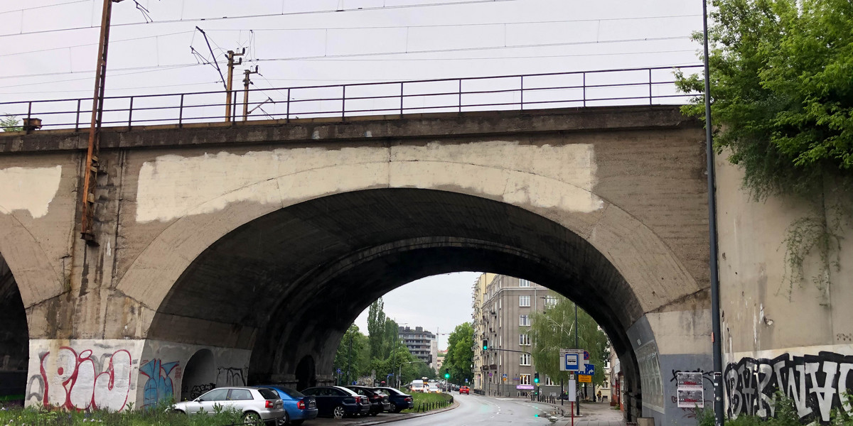 Nad ul. Kruczkowskiego w Warszawie posypały się z wiaduktu kawałki betonu