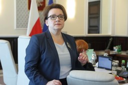 Pomoce naukowe z rekomendacją ministra edukacji: Zalewska promuje zestaw do doświadczeń przyrodniczych po 1000 zł