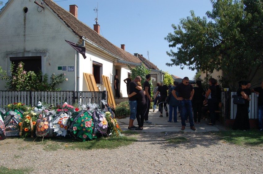 Tragedija: Rodbina i prijatelji ispred kuće Gavrića u Badovincima