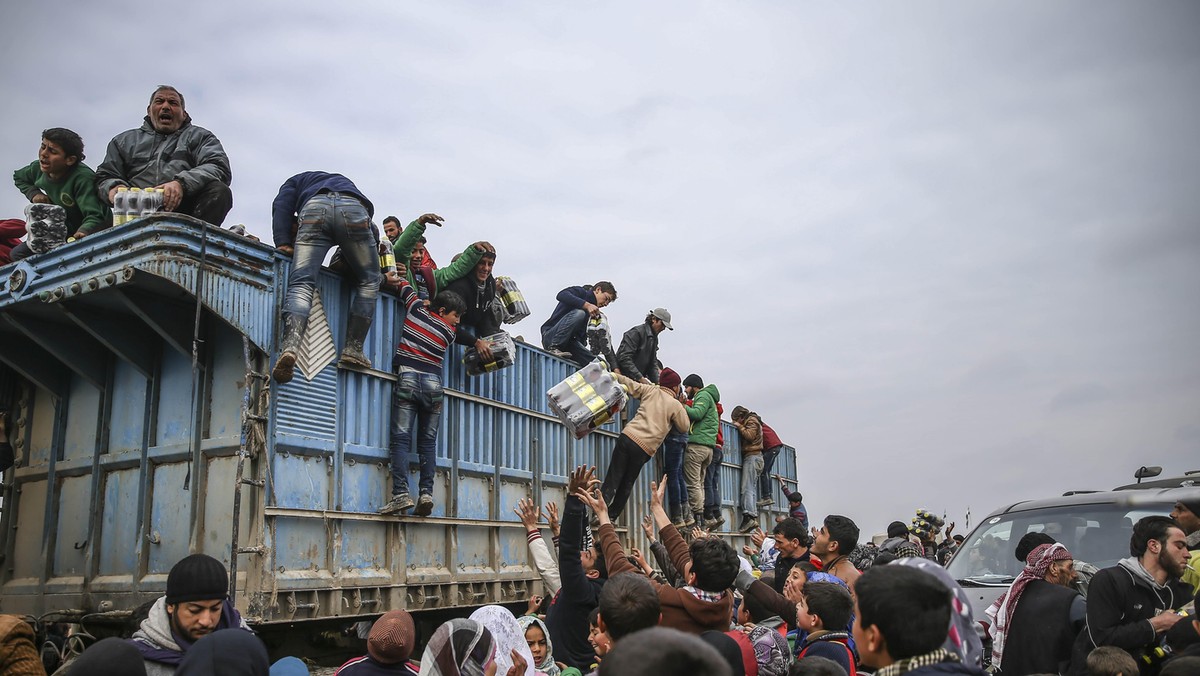 Syrians camp on Turkey-Syria border near Aleppo