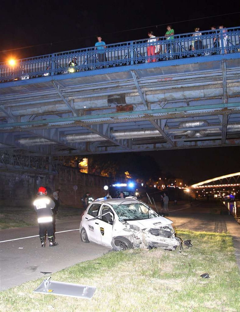 Kraków: Auto ochroniarzy spadło z mostu! Jak na filmie!