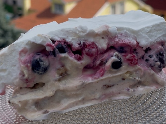 Najbrži kolač sa domaćicom, višnjama i jogurtom