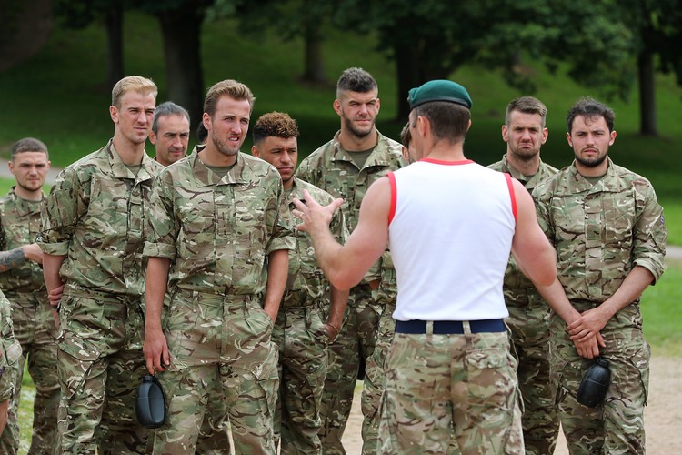 Żołnierze British Royal Marine 'trenowali' piłkarzy reprezentacji Anglii