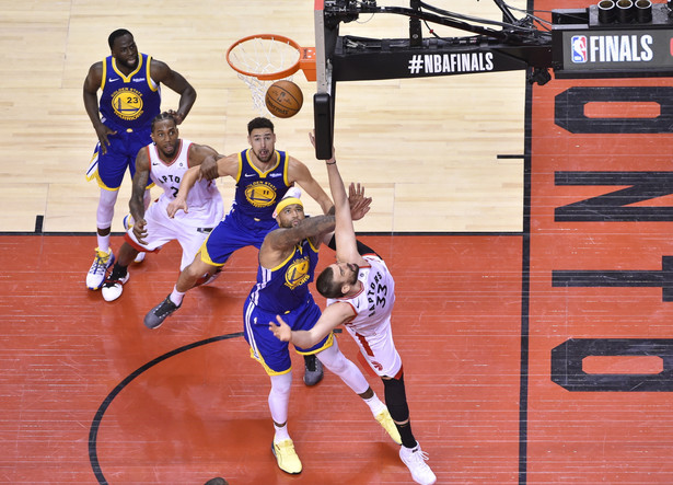 Warriors zmniejszyli stratę do Raptors. Wielki pech Duranta