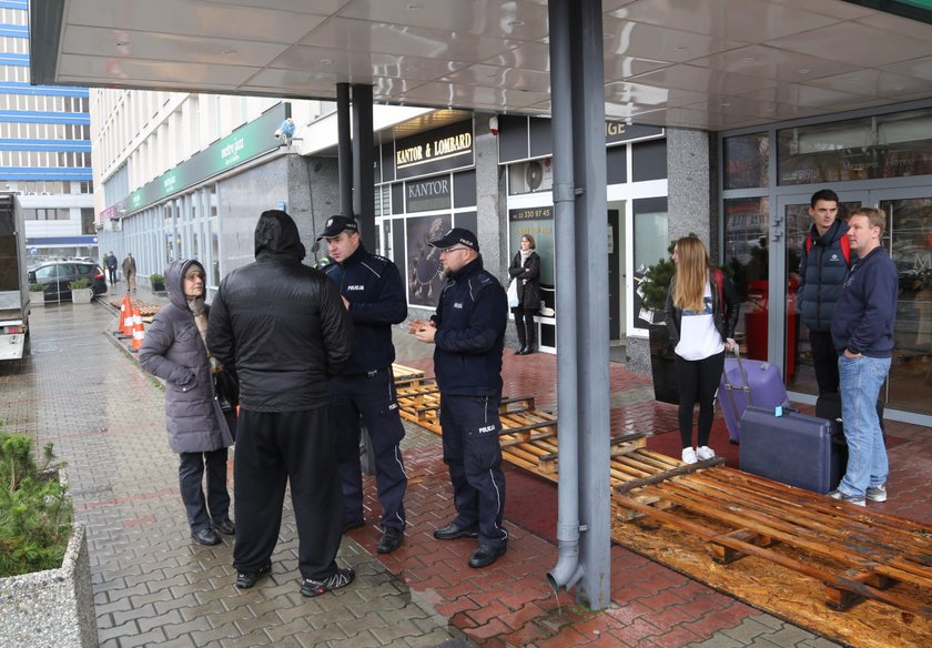 Zamieszanie przy hotelu Metropol. Skąd te ogrodzenie?