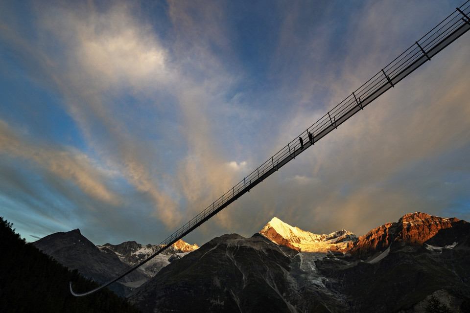 SWITZERLAND CONSTRUCTION SUSPENSION BRIDGE  (World's longest pedestrian suspension bridge inaugurated)