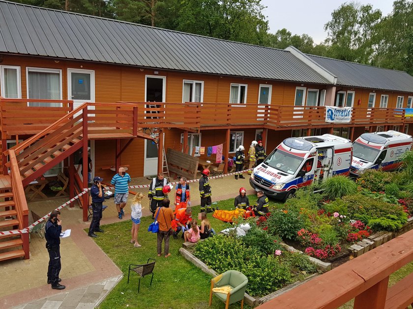 Balkon runął z dziećmi. Sześcioro nastolatków rannych