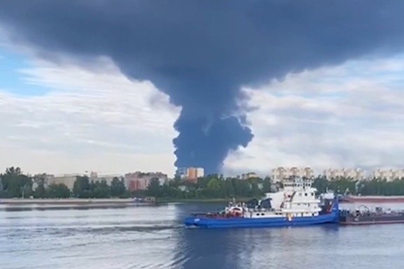 (VIDEO) UDARI 1.300 KM UNUTAR RUSIJE! Zelenski objavio snimke brutalnih napada dugog dometa: Gore rafinerije i brodovi "flote iz senke"