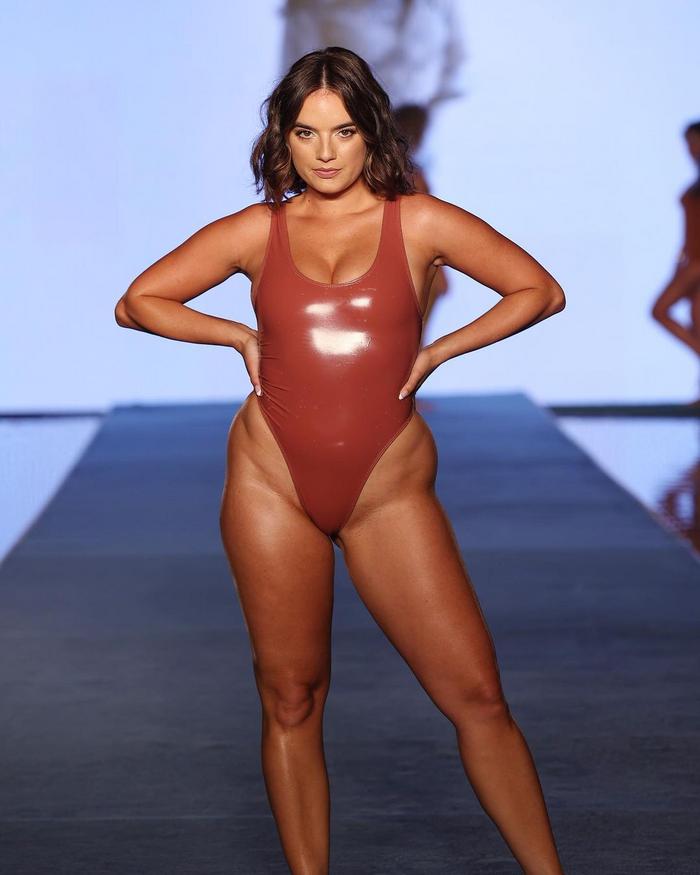 Różnorodne modelki na pokazie strojów kąpielowych w Miami | Ofeminin
