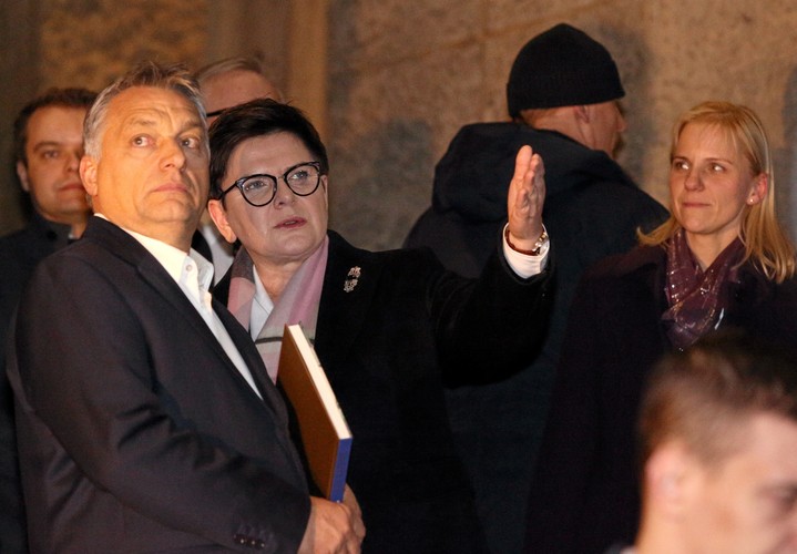 Premier Beata Szydło oraz premier Węgier Viktor Orban opuszczają Muzeum Narodowe w Krakowie