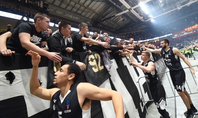 Slavlje igrača i navijača KK Partizan posle pobede nad Virtusom u Evrokupu