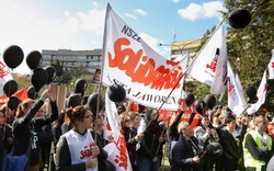 Pracownicy sądów przed resortem Grabarczyka. Chcą podwyżek. ZDJĘCIA