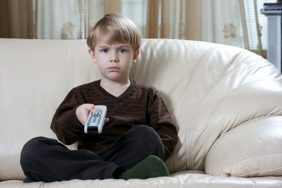 Nie pozwalaj dziecku oglądać telewizji dłużej, niż dwie godziny dziennie