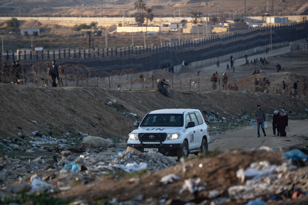 Wysiedleni Palestyńczycy spacerują w pobliżu granicy palestyńsko-egipskiej w obozie Rafah w południowej Strefie Gazy