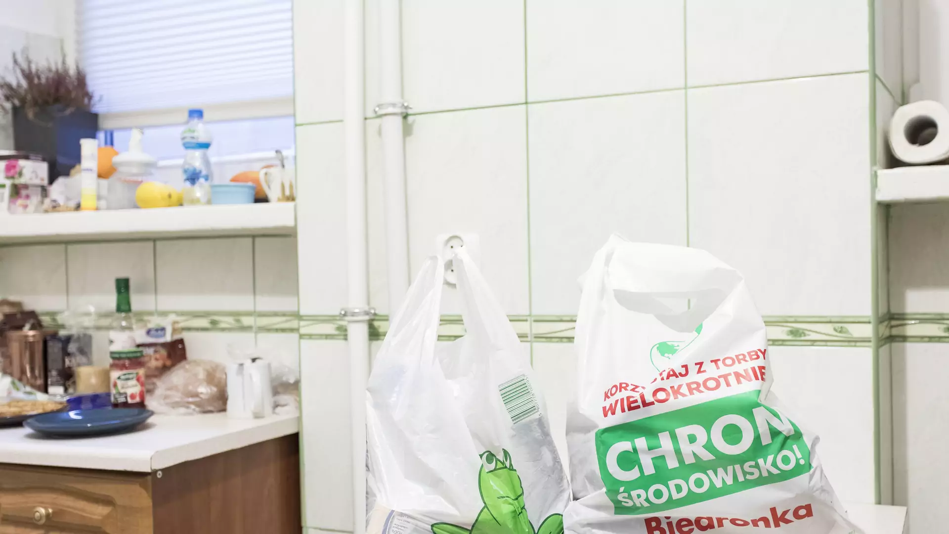 Plastikowe torebki oficjalnie wycofane z Żabki. Zmienią się również kubki na kawę