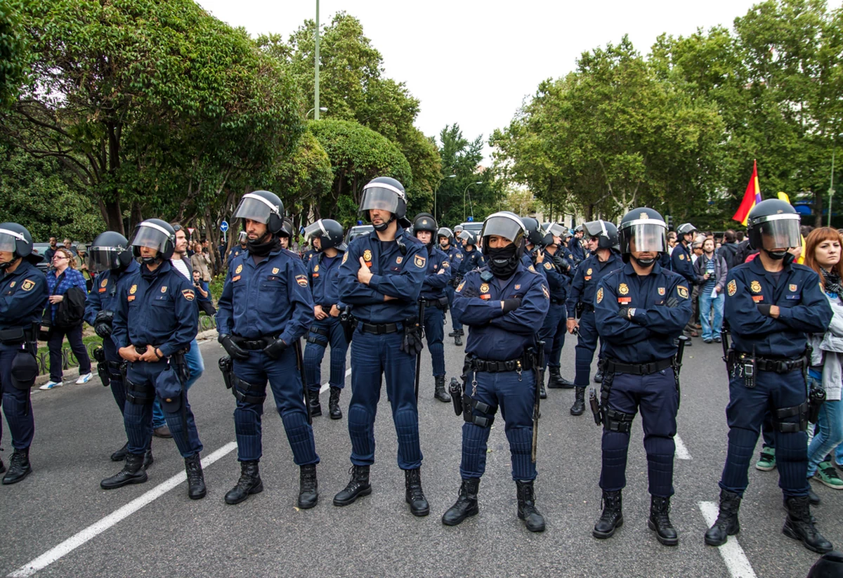  Strażacy starli się z policją. Użyli miotacza ognia jako broni. NAGRANIE