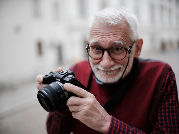 76-letni Andrzej Zygmuntowicz pracuje jako fotograf