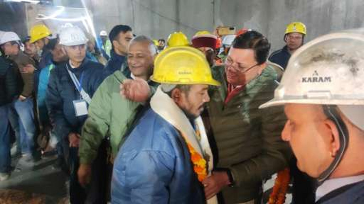 Првите работници во тунел спасени во Индија