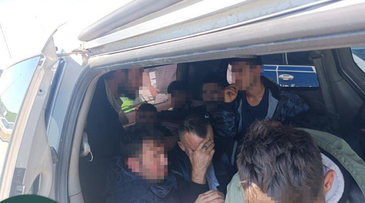A 14 összezsúfolt embert nem engedték tovább a NAV munkatársai/Fotó: NAV