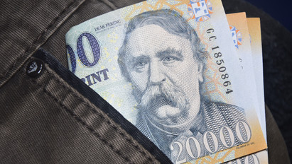 Vigyázat, hamis pénzzel fizető férfira figyelmeztetnek: így ismerheti fel az új kamupénzt