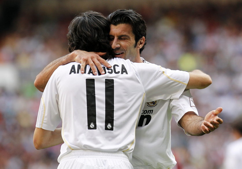 Luis Figo i Jose Emilio Amavisca podczas meczu towarzyskiego w 2010 r
