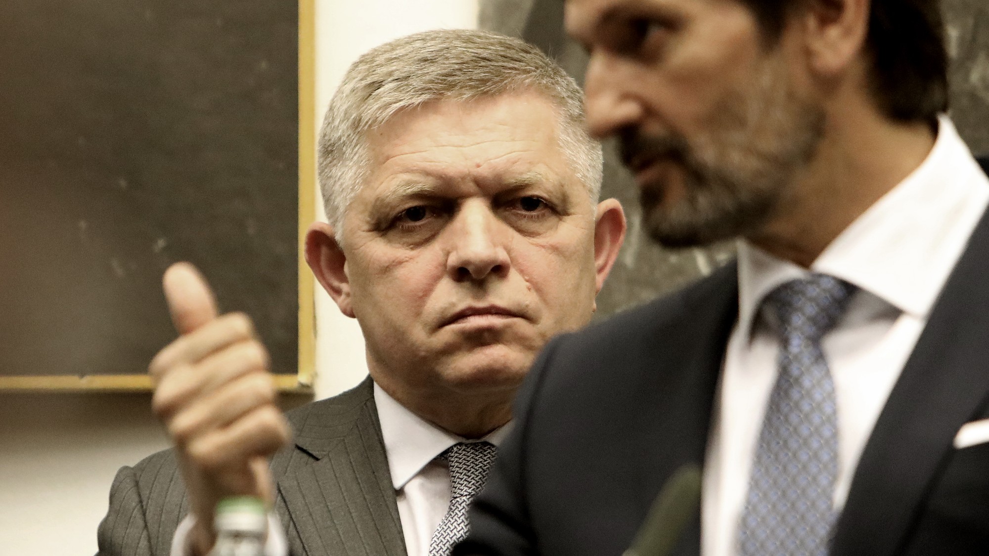 Premiér SR Robert Fico a v popredí minister Robert Kaliňák.
