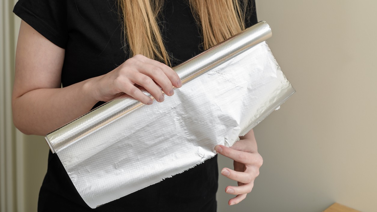 Hliníková fólia má dve strany – lesklú a matnú. Každá z nich má inú funkciu, ktorú sa oplatí poznať.