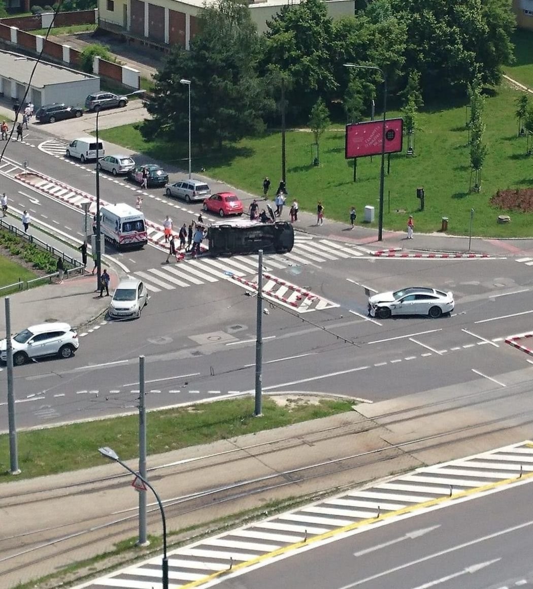 V Dúbravke sa zrazilo auto so sanitkou, ktorá sa prevrátila.