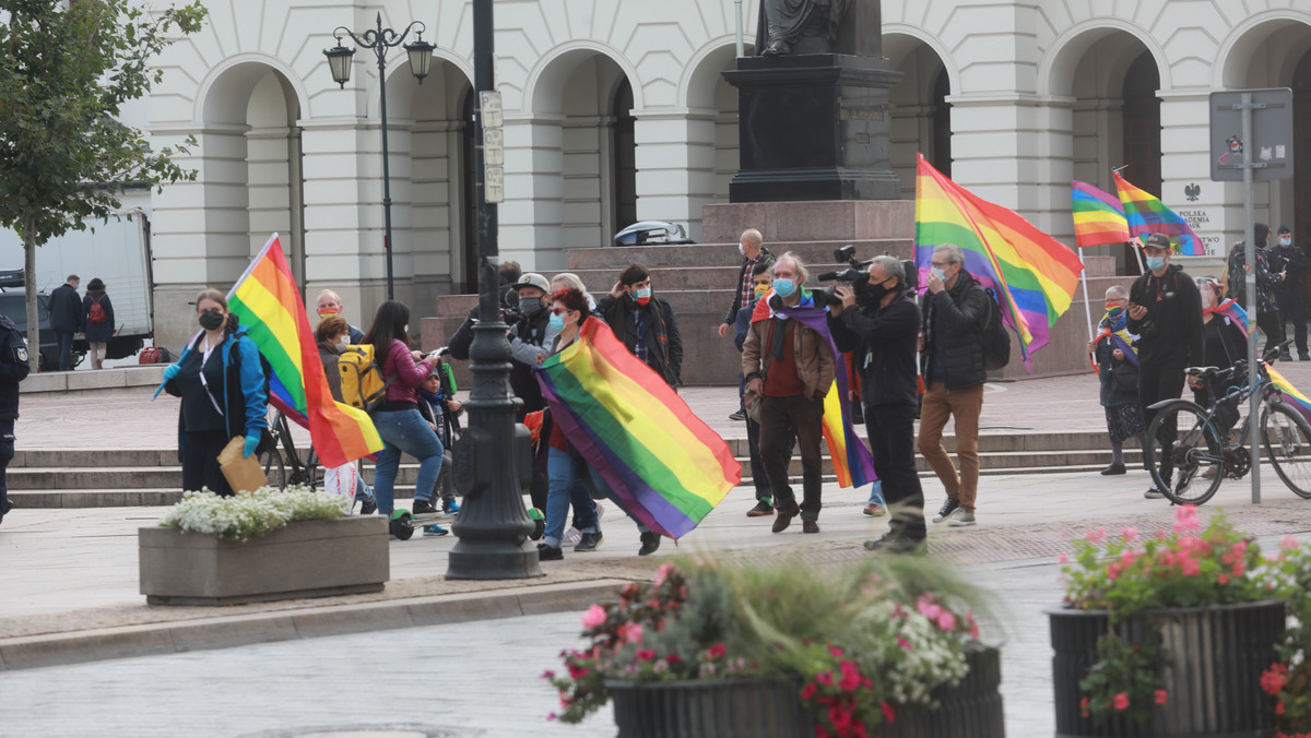 Warszawa: Opluł kobietę z flagą LGBT i uciekł. Policja legitymuje kogoś innego