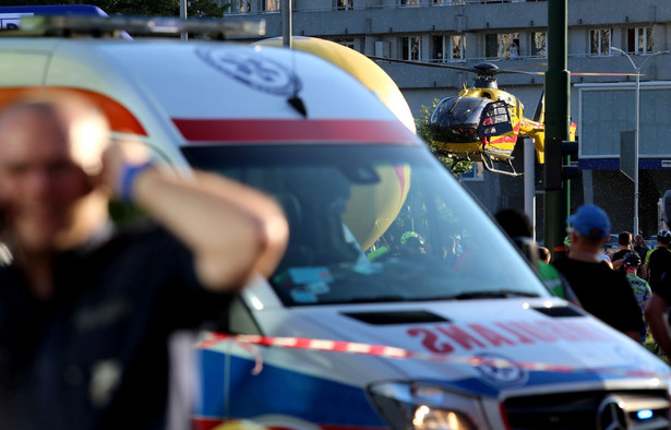 Służby medyczne interweniujące po kraksie na mecie 1. etapu wyścigu kolarskiego 77. Tour de Pologne z Chorzowa do Katowic