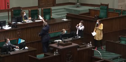 Awantura w szeregach KO. Jachira naśmieciła w Sejmie, a Kidawa-Błońska kazała jej posprzątać. "PiS narobił bałaganu, PiS będzie to sprzątał”