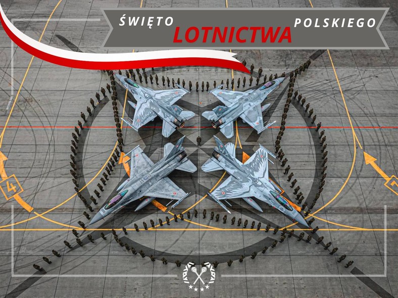 Polscy piloci,, mechanicy i ich maszyny. Życzenia z tą fotografią składał Sztab Generalny.
