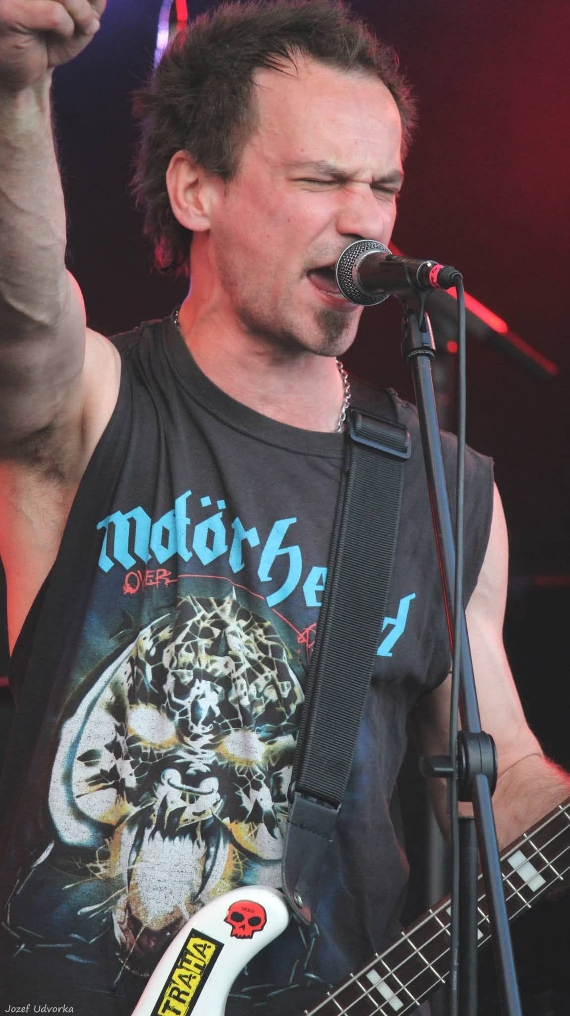 Spevák Michal Janík.