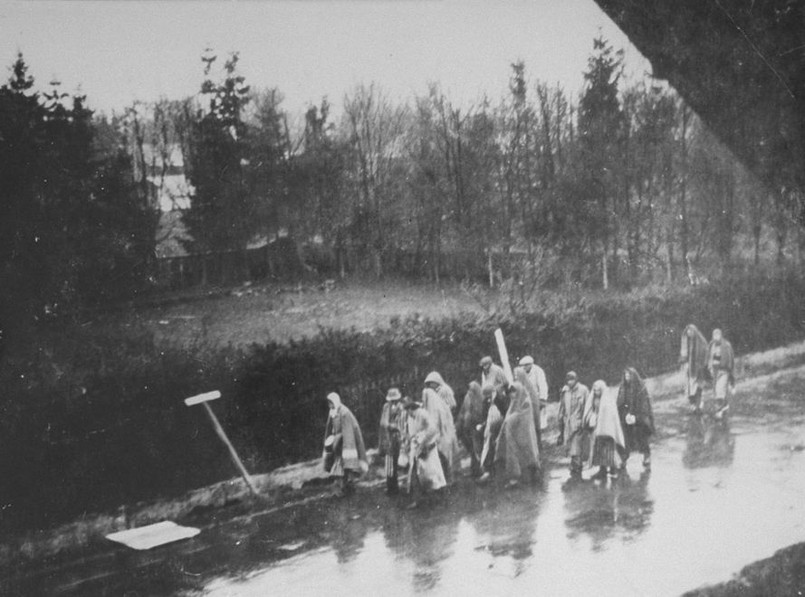 Więźniowie w czasie marszu śmierci w okolicach Dachau, zdjęcie zrobione potajemnie przez obywatela niemieckiego, kwiecień 1945 r.