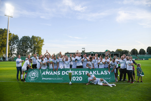 Radość zawodników Warty Poznań po zwycięstwie w finale barażu o awans do piłkarskiej ekstraklasy z Radomiakiem Radom w Grodzisku Wlkp.