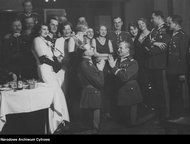 Bal sylwestrowy w kasynie 1. Pułku Szwoleżerów w Warszawie. Lata 30 XX. wieku.