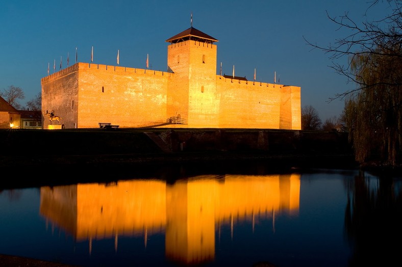 Gyula, pięknie oświetlony nocą zamek