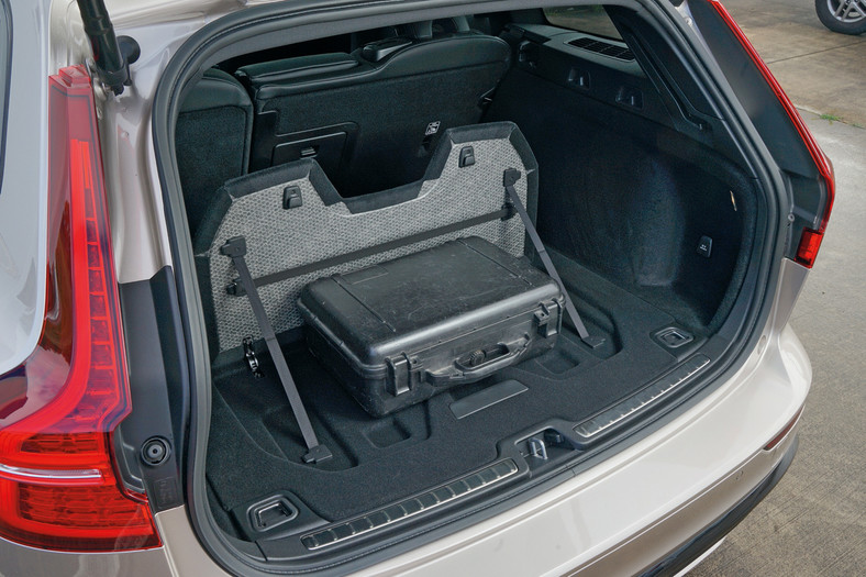 Volvo V60 2022 - bardzo pomysłowy sposób na zabezpieczenie bagażu przed przesuwaniem.