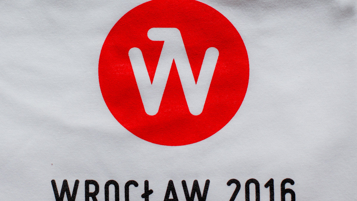 Kształt dachu wrocławskiego Ratusza, herb miejski oraz godło Polski i znak Solidarności były inspiracją dla autora logotypu, który zwyciężył w konkursie na znak graficzny Wrocławia, jako Europejskiej Stolicy Kultury w 2016 r.