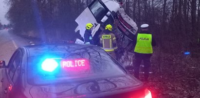 Kierowca ciężarówki uderzył w drzewo. Tragiczny finał