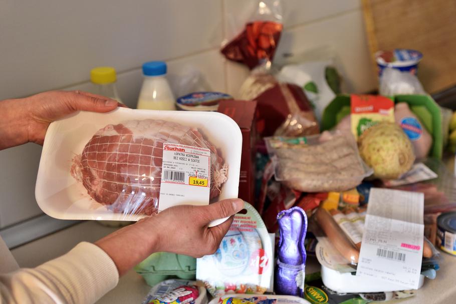 Od kwietnia 2021 r. najbardziej podrożał opał, którego cena wzrosła o 76,5 proc. W ciągu 30 dni kwietnia 2022 r. największy wzrost cen dotyczył drobiu — podrożał o prawie 14,4 proc. Za mięso trzeba było płacić 8,5 proc. więcej niż w marcu