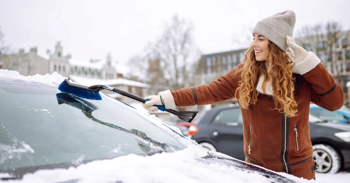 Wlej to zamiast zimowego płynu do spryskiwaczy. Szyby nie zamarzną nawet przy dużych mrozach