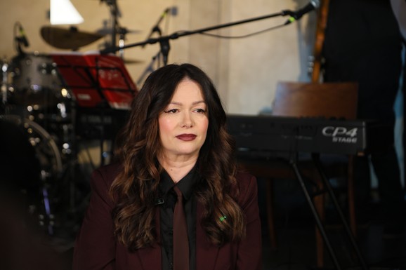 IVANA PETERS SE SLIKALA BEZ ŠMINKE, A MREŽE GORE Jedan detalj na selfiju pevačice komentarišu (FOTO)